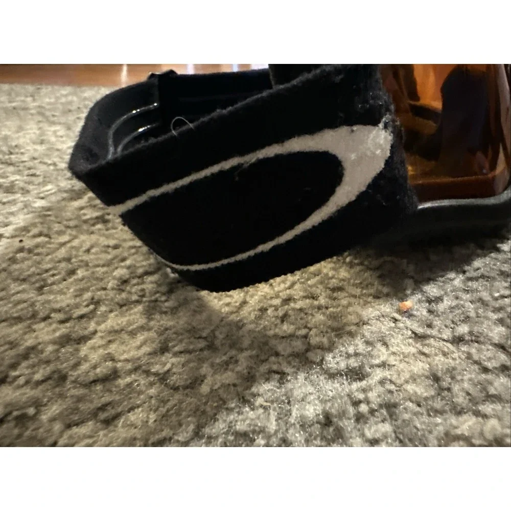Oakley  Ski/Snowboard Goggles Amber Lens Black White Head strap